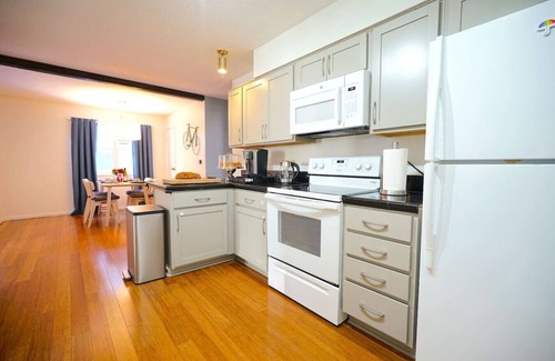 Sioux Falls Casa | Grand Duplex Blue House