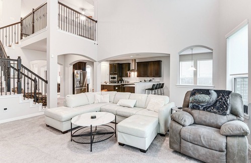 Iowa Colony Casa | Grand Family Home w/ Patio & Fenced Yard in Arcola