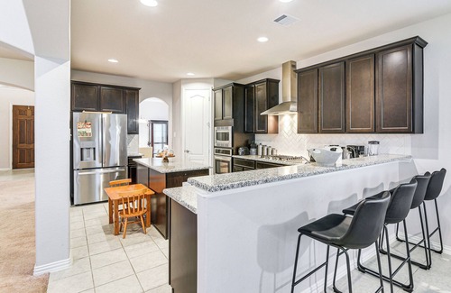 Iowa Colony Casa | Grand Family Home w/ Patio & Fenced Yard in Arcola