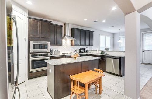 Iowa Colony Casa | Grand Family Home w/ Patio & Fenced Yard in Arcola
