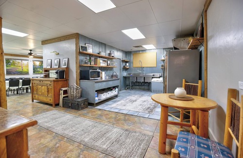 Mount Pleasant Cabina | Grand Family Lodge Sleeps 30*Events allowed dry camping, youth groups, corporate