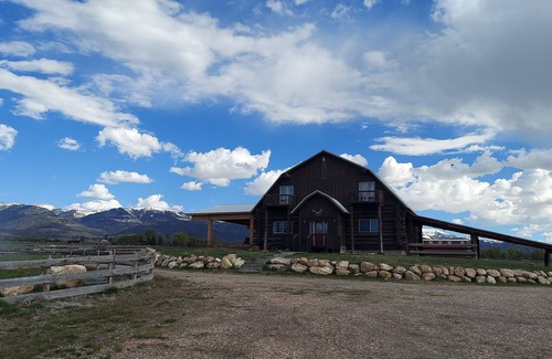 Mount Pleasant Cabina | Grand Family Lodge Sleeps 30*Events allowed dry camping, youth groups, corporate