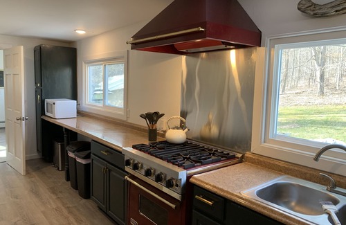 Hoosick Falls Casa | Grand farmhouse, big groups, close to skiing, 1 mi to VT, XL Hot Tub.
