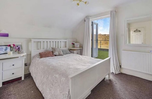 Oldham Otro | Grand four bed with spectacular views and lazy spa