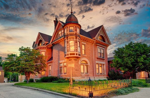 Springfield Casa | Grand Historic Retreat | 3BR Suite | Modern Comfort & Classic Charm