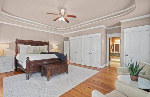 Hampstead Casa | Grand Home on 10 Acres in Surf City w/Private Pond!