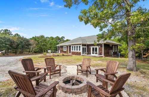 Hampstead Casa | Grand Home on 10 Acres in Surf City w/Private Pond!
