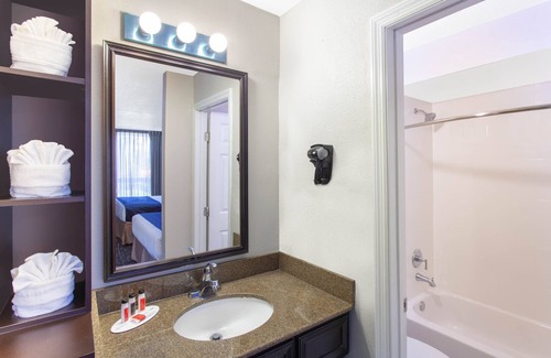 Florida Center Hotel | Grand Hotel Orlando at Universal Blvd - Shuttle to Theme Parks