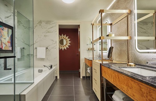 Gold Coast Casa | Grand King Room at Viceroy Chicago, Pet-Friendly Near Oak Street Beach!