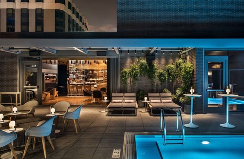 Gold Coast Casa | Grand King Room at Viceroy Chicago, Pet-Friendly Near Oak Street Beach!