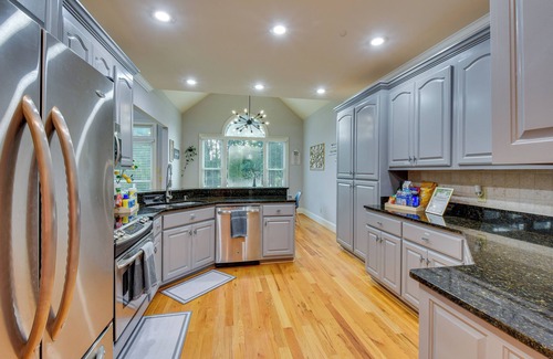 Hartwell Casa | Grand Lakefront Home in Hartwell w/ Game Room!