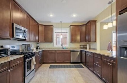 Falls Church Casa | Grand Luxury | Hot Tub | Boutique | 4 bedrooms