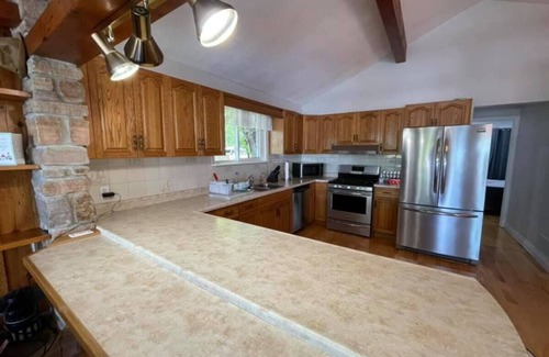 Bobcaygeon Cabaña | Grand Maison in Bobcaygeon - 5 bedroom 3 bath Luxurious Waterfront Cottage