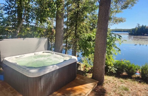 Bobcaygeon Cabaña | Grand Maison in Bobcaygeon - 5 bedroom 3 bath Luxurious Waterfront Cottage