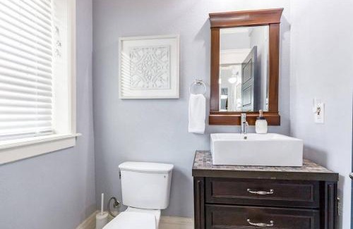 South Hyde Park Casa | Grand Mansion: 6BR, 5.5BA Near Top KC Attractions