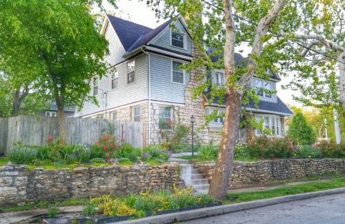 South Hyde Park Casa | Grand Mansion: 6BR, 5.5BA Near Top KC Attractions