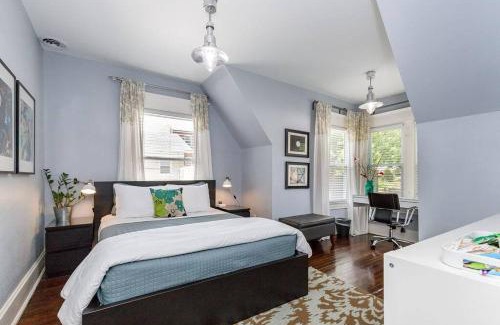 South Hyde Park Casa | Grand Mansion: 6BR, 5.5BA Near Top KC Attractions