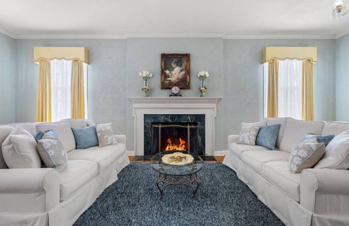Fort Smith Apartamento | Royal Crown suite with a king size bed/Gameroom/Coffee bars/Huge tub/Grand Colonial