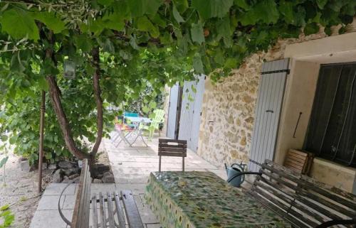Gard Rhodanien Casa | Grand mas provençal 4 chambres, dortoir 7 pers, idéal familles groupes, fraîcheur d'été