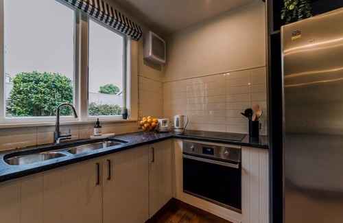 Merivale Villa | Grand Old Mansion - Sleeps 12