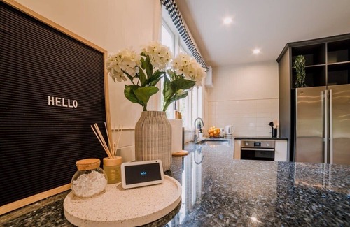 Merivale Villa | Grand Old Mansion - Sleeps 12