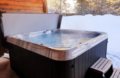 Island Park Casa | Grand Point Lodge by KABINO Air Conditioning Hot Tub Foosball Fire Pit WiFi Huge