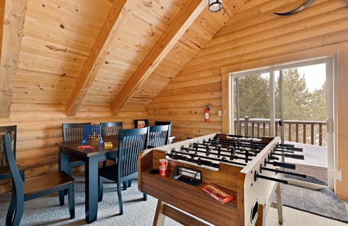 Island Park Casa | Grand Point Lodge by KABINO Air Conditioning Hot Tub Foosball Fire Pit WiFi Huge