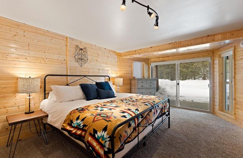 Island Park Casa | Grand Point Lodge by KABINO Air Conditioning Hot Tub Foosball Fire Pit WiFi Huge