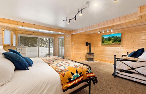 Island Park Casa | Grand Point Lodge by KABINO Air Conditioning Hot Tub Foosball Fire Pit WiFi Huge