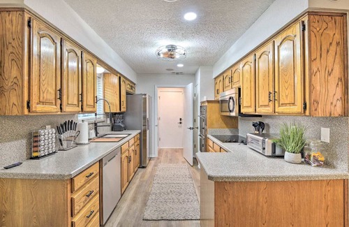 Grand Prairie Casa | Grand Prairie Retreat - 3BD/2BA w/ Yard