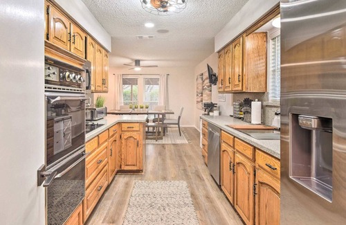 Grand Prairie Casa | Grand Prairie Retreat - 3BD/2BA w/ Yard