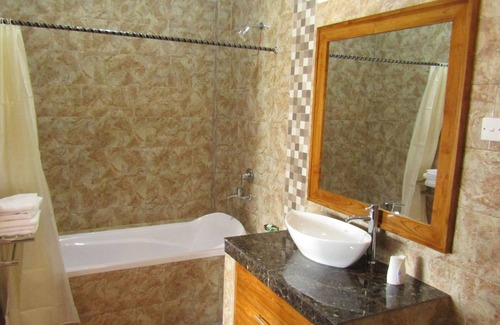 Lovina Hotel | Grand Raka Homestay