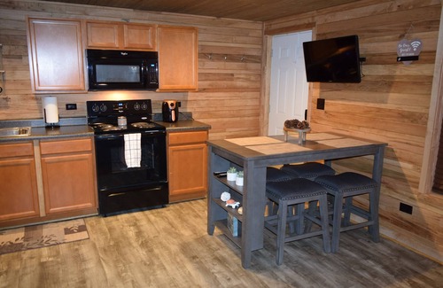 Grand Rivers Condominio | Grand Rivers, KY -Cozy getaway with Cabin Charm- Near Green Turtle Bay & Patti's