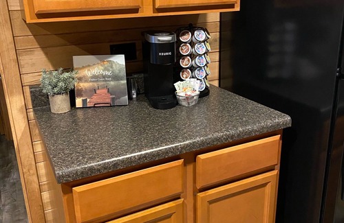 Grand Rivers Condominio | Grand Rivers, KY -Cozy getaway with Cabin Charm- Near Green Turtle Bay & Patti's