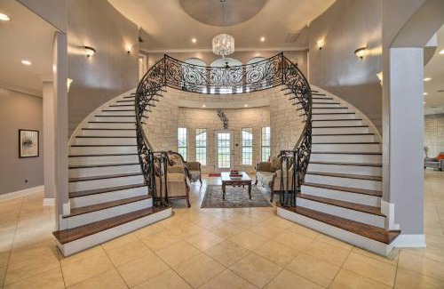 Iowa Colony Casa | Grand Rosharon Estate on 10 Acres of Farmland