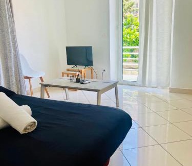 La Madeleine Apartamento | Grand studio dans villa - Emplacement unique - Proche mer - Clim - Grande Terrasse