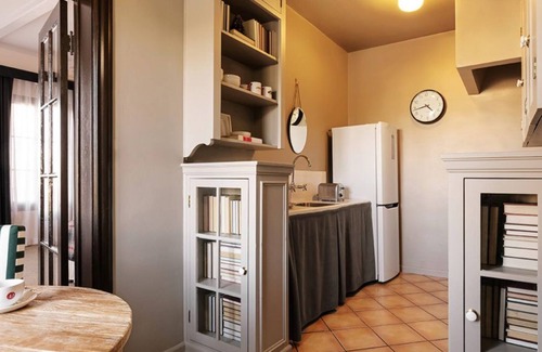 Wilshire Montana Casa | Grand Studio Residence King at Palihouse Santa Monica, Near Beach Green!