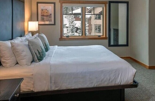 Four O'Clock Cabina | Grand Timber Cozy lodge with 1 bedroom, sleeps 4 in lovely Breckenridge Colorado