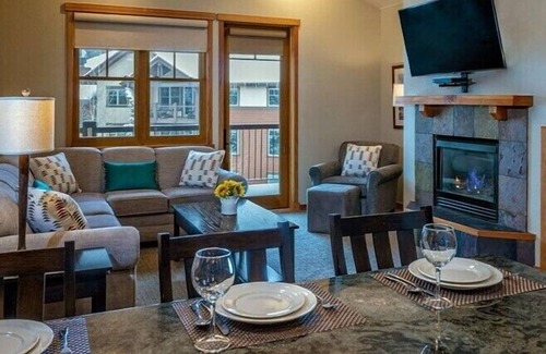 Four O'Clock Cabina | Grand Timber Cozy lodge with 1 bedroom, sleeps 4 in lovely Breckenridge Colorado