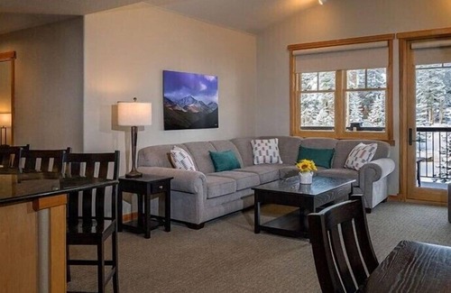 Four O'Clock Cabina | Grand Timber Cozy lodge with 1 bedroom, sleeps 4 in lovely Breckenridge Colorado