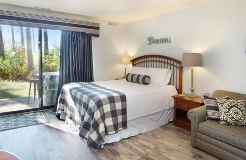 Acme Apartamento | Grand Traverse Bay Waterfront Condo