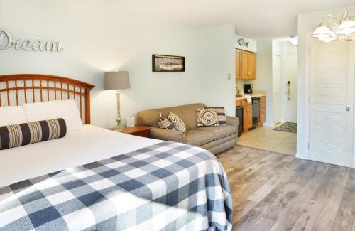 Acme Apartamento | Grand Traverse Bay Waterfront Condo