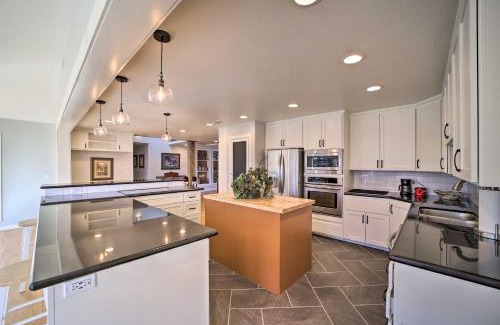 Tulsa Casa | Grand Tulsa Getaway with Private Pond, Dock and Deck