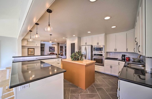 Tulsa Casa | Grand Tulsa Getaway with Private Pond, Dock & Deck
