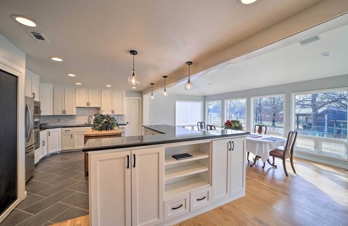 Tulsa Casa | Grand Tulsa Getaway with Private Pond, Dock & Deck