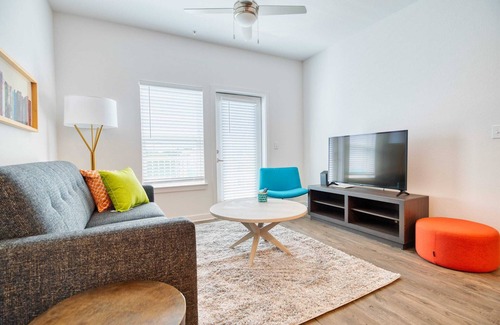 Gainesville Apartamento | Grand Two Bedroom Two Bathroom Apartment with Balcony by The Scholar