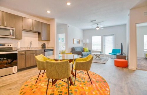 Gainesville Apartamento | Grand Two Bedroom Two Bathroom Apartment with Balcony