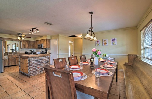 Valrico Casa | Grand Valrico Home w/ Deck, Fire Pit & Yard!