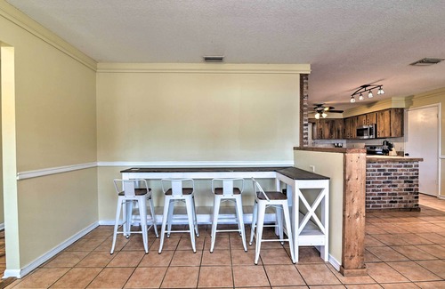Valrico Casa | Grand Valrico Home w/ Deck, Fire Pit & Yard!