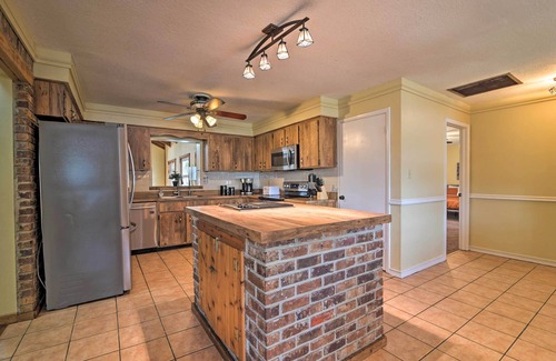 Valrico Casa | Grand Valrico Home w/ Deck, Fire Pit & Yard!